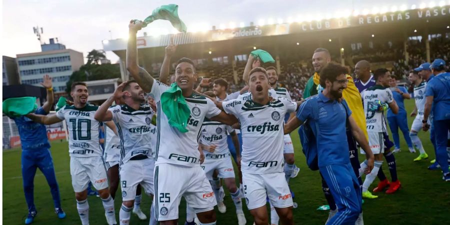 Spieler und Staff feiern nach dem Schlusspfiff die Meisterschaft.