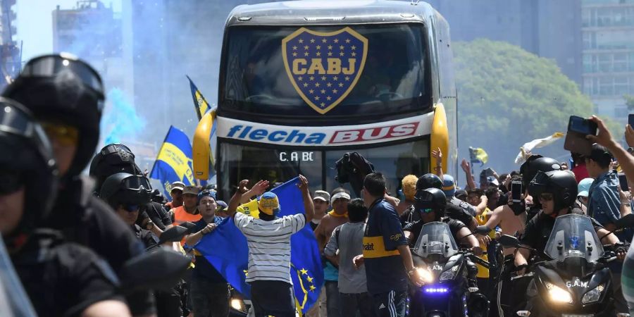 Der Bus von Boca Juniors fährt zum Stadion. Fans des Stadtrivalen River Plate bewarfen mit Steinen den Bus, mit dem das Team am Stadion ankam. Mindestens vier Fenster des Fahrzeuges wurden zerstört.