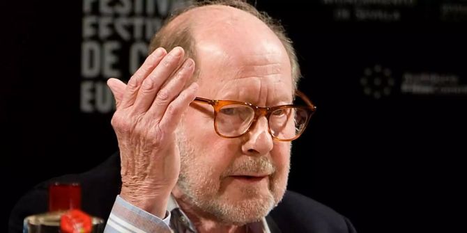 Nicolas Roeg, britischer Regisseur und Mitglied der Jury des Filmfestivals von Sevilla, spricht auf einer Pressekonferenz.