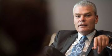 Holger Stahlknecht, Innenminister von Sachsen-Anhalt (CDU), spricht beim Redaktionsbesuch mit Journalisten der dpa.
