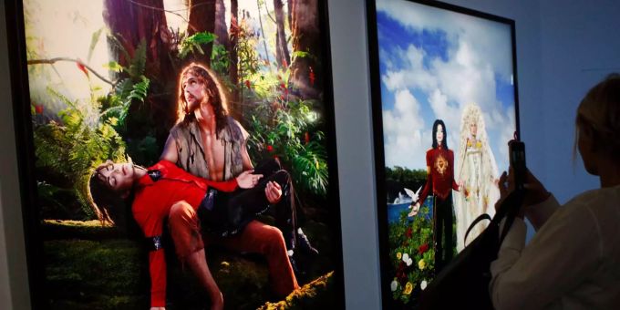 Zahlreiche Werke zeigen den Einfluss des verstorbenen Pop-Stars auf international bekannte Künstler – so auch die beiden Werke des US-Künstlers David LaChapelle. Zahlreiche Werke zeigen den Einfluss des verstorbenen Pop-Stars auf international bekannte Künstler – so auch die beiden Werke des US-Künstlers David LaChapelle.