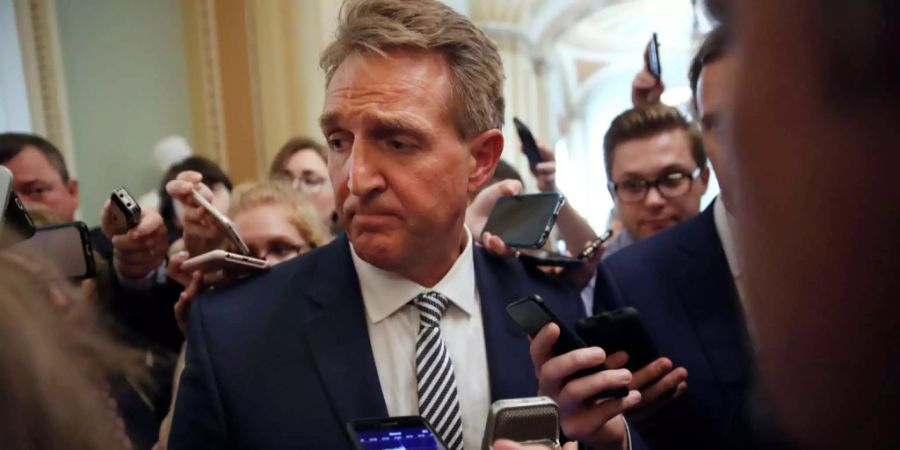 Senator Jeff Flake ist im Kapitol in Washington von Reportern umzingelt