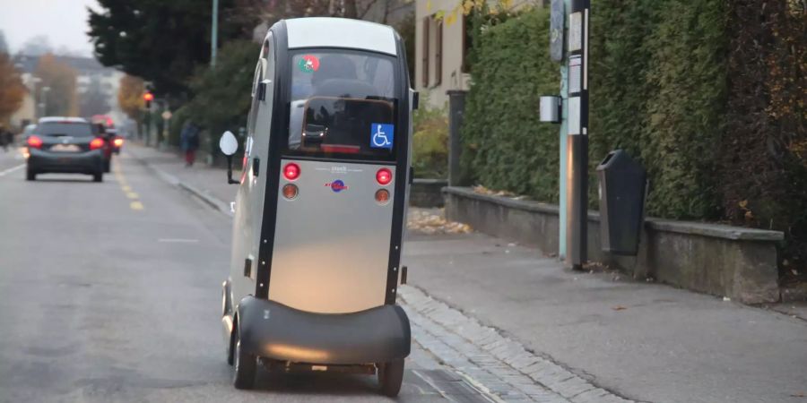 Ein behinderten Elektromobil auf der Strasse. (Symbolbild)