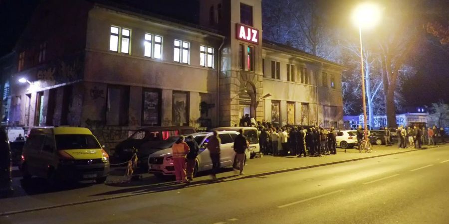 Besucher des Konzerts der Punkband Feine Sahne Fischfilet warten vor dem AJZ in Chemnitz DE auf Einlass.