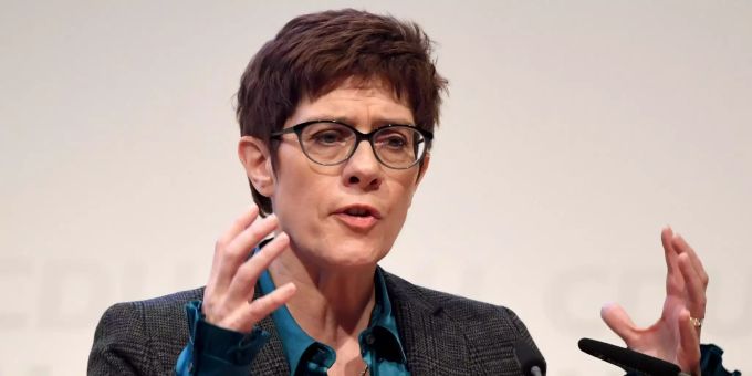 CDU und CSU legen mit Annegret Kramp-Karrenbauer als Vorsitz in einer Umfrage zu. CDU-Generalsekretärin Annegret Kramp-Karrenbauer steht an einem Rednerpult.