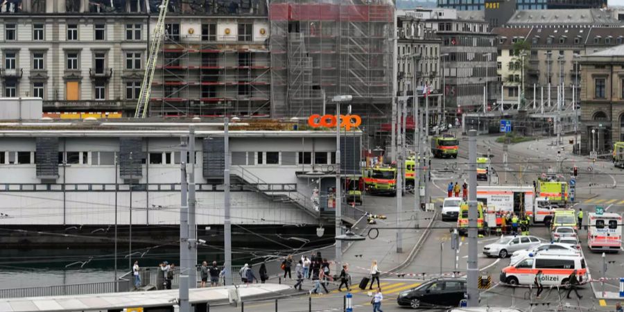 Die Polizei sperrte das Gebiet rund um den Zürcher HB grossräumig ab.