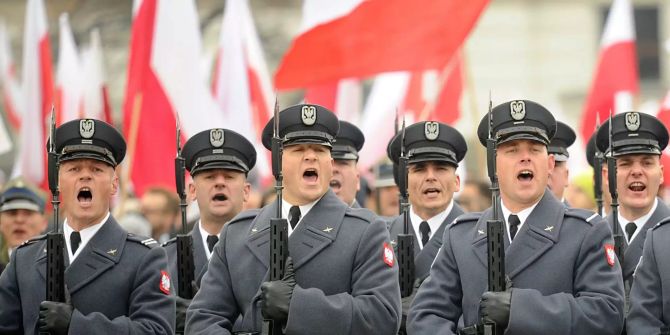 Soldaten der polnischen Armee salutieren während einer Zeremonie anlässlich des Unabhängigkeitstages von Polen.