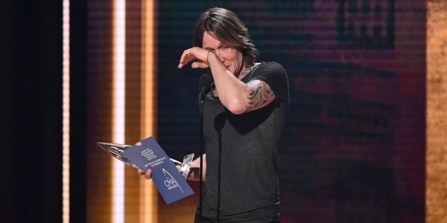 Keith Urban wischt Tränen weg, als er die Auszeichnung als Entertainer des Jahres bei den 52. jährlichen CMA Awards in der Bridgestone Arena entgegennimmt.