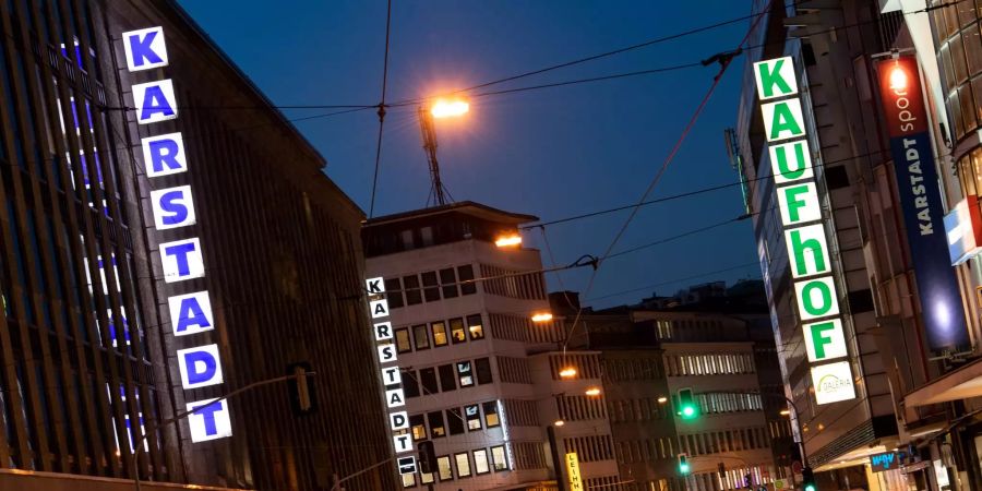 Filialen von Karstadt und Galeria Kaufhof liegen sich an einer Strasse gegenüber.