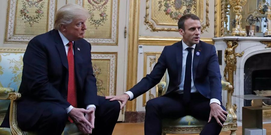 Emmanuel Macron (r.), Präsident von Frankreich, spricht mit Donald Trump (l.), Präsident der USA, bei einem Treffen im Elyseepalast in Paris.