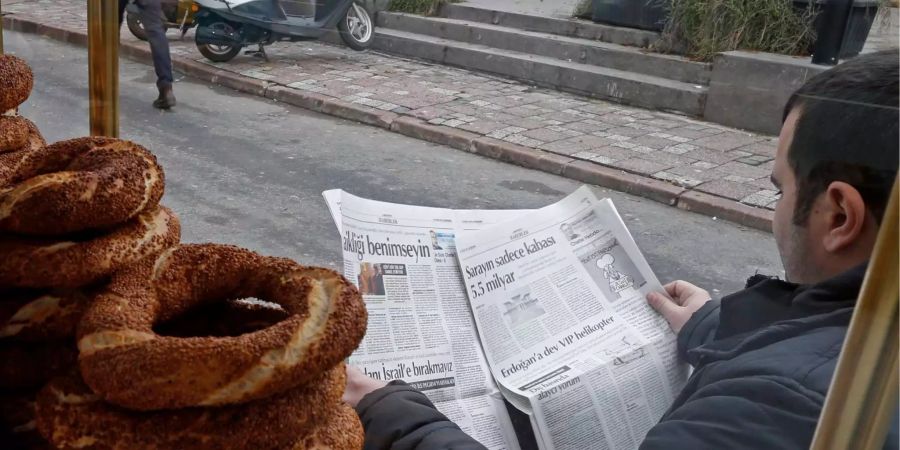 Ein türkischer Simit-Verkäufer liest in Istanbul eine Ausgabe der regierungskritischen Tageszeitung «Cumhuriyet».