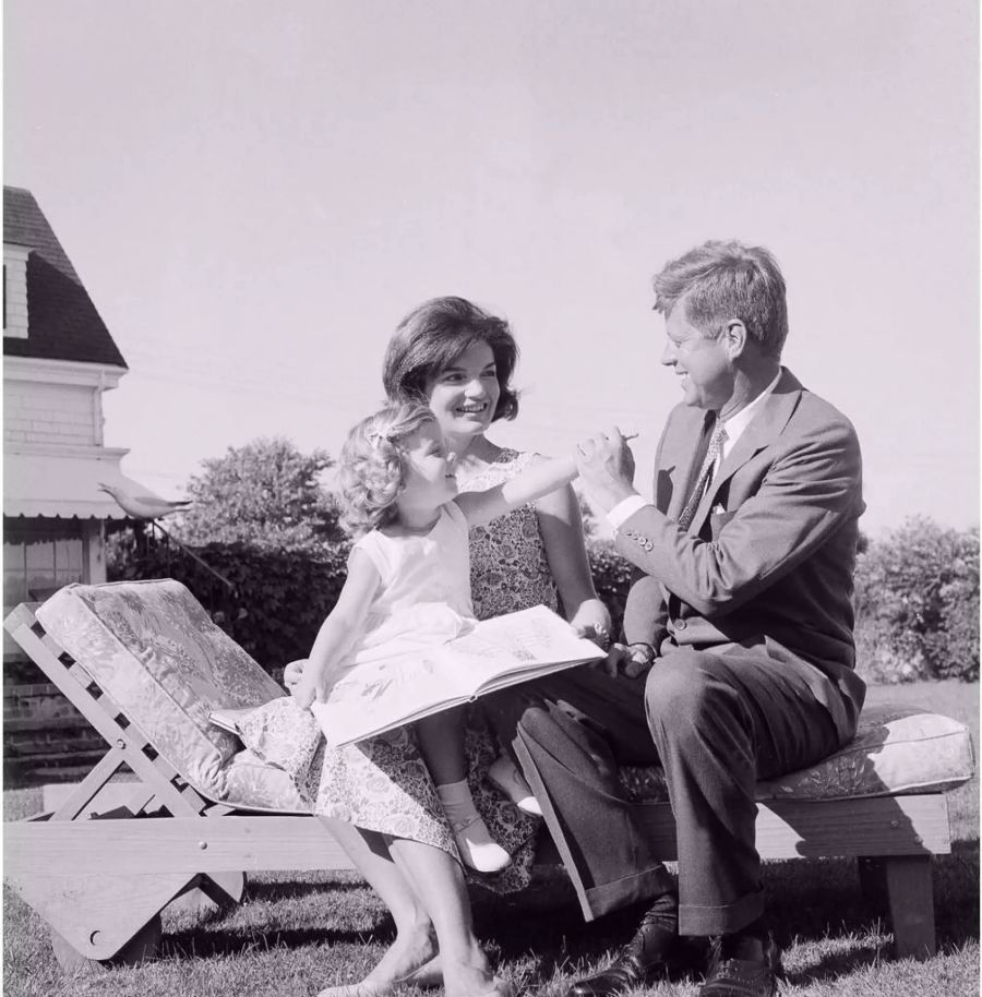 John F. Kennedy mit seiner Frau Jackie und der kleinen Caroline.