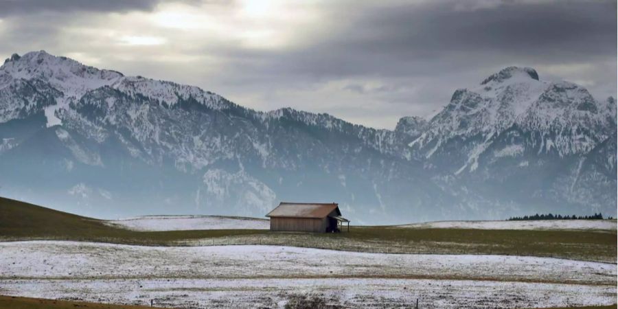 Der Blick auf die Alpen von Rosshaupten in Bayern aus.