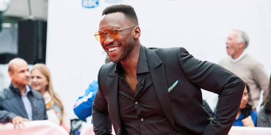 Actor Mahershala Ali lacht in die Kamera vor der Premiere von Green Book während des Toronto Film Festivals.