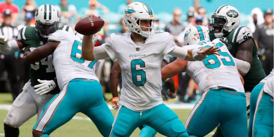 Mit dem dritten Sieg in Folge pirschen sich die Miami Dolphins langsam aber sicher nach oben. Beim 31:28-Sieg gegen die formstarken NY Jets holen die Dolphins schon wieder einen Rückstand auf: Diesmal liegen sie zwölf Minuten vor Schluss noch 14 Punkte zurück.