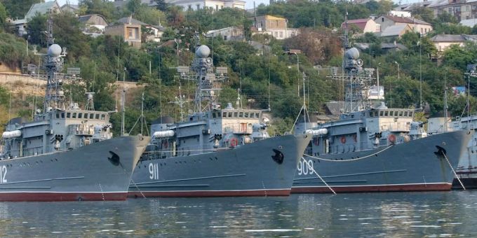 Russische Kriegsschiffe im Hafen von Sewastopol auf der Halbinsel Krim in der Ukraine. Russische Kriegsschiffe im Hafen von Sewastopol auf der Halbinsel Krim in der Ukraine.
