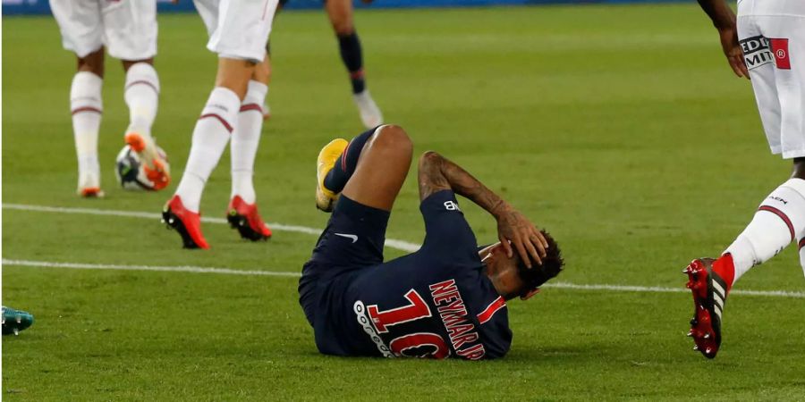 Neymar liegt im Spiel gegen Caen auf dem Boden.