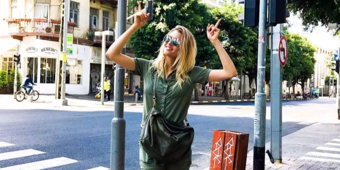 Influencerin Sylwina posiert vor einem Strassenschild. Influencerin Sylwina posiert vor einem Strassenschild.