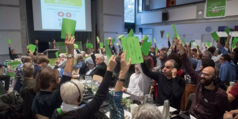 Die Delegierten der Grünen Partei Schweiz stimmen an der Delegiertenversammlung in Bellinzona über Punkte der Tagesordnung ab.