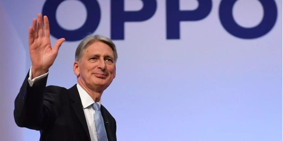 Philip Hammond, Finanzminister von Grossbritannien, winkt auf der Bühne bei der Jahreskonferenz der Konservativen Partei im International Convention Centre.