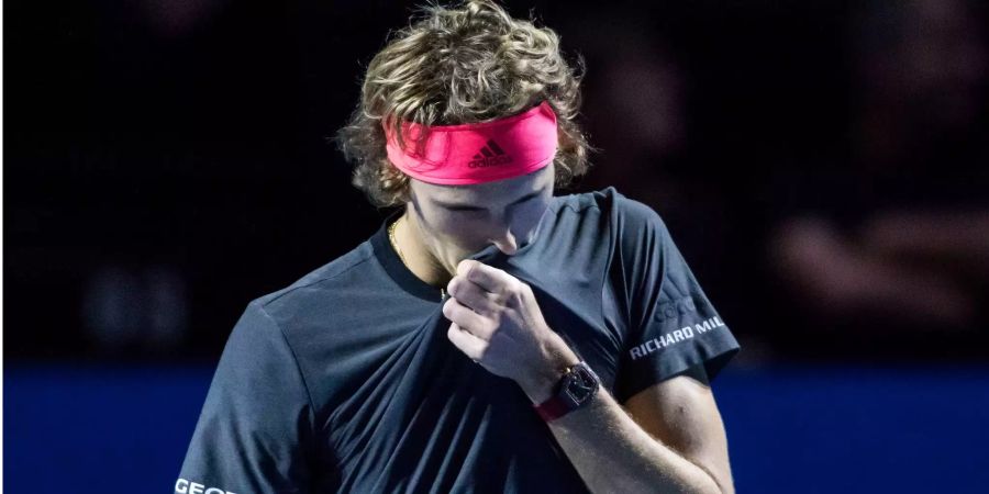 Alexander Zverev wischt sich den Schweiss an den Swiss Indoors ab.