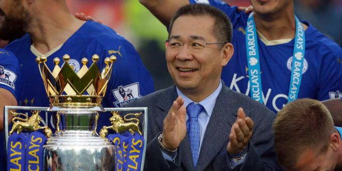 Vichai Srivaddhanaprabha (†60) nach dem sensationellen Gewinn der Premier-League 2016. Vichai