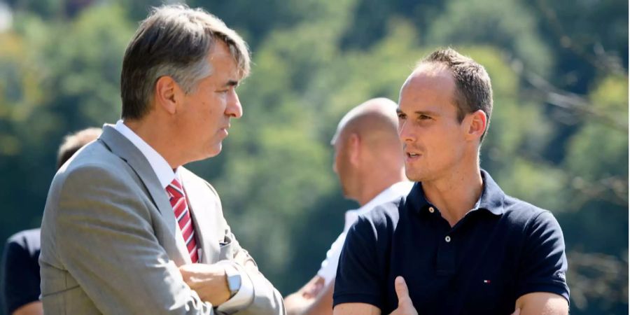 Berns Stadtpräsident Alec von Graffenried links, und YB's Steve von Bergen, rechts, unterhalten sich während des Empfangs des BSC YB durch die Berner Stadtregierung, am Mittwoch, 5. September 2018 im Erlacherhof in Bern.