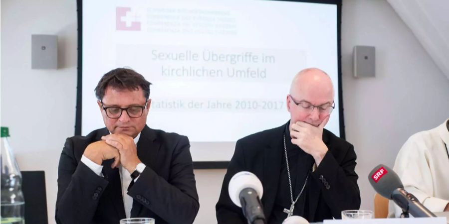 Charles Morerod, Präsident SBK (rechts), spricht neben Vizepräsident Felix Gmuer an einer Medienkonferenz über die sexuellen Übergriffe im kirchlichen Umfeld