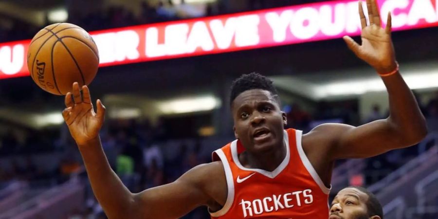 Clint Capela musste wegen einer Verletzung das Spiel gegen die Milwaukee Bucks aussetzen.