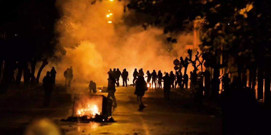 Die Polizei nahm 16 Personen fest.