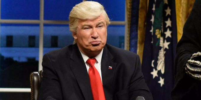 Alec Baldwin imitierte Donald Trump in der Sendung «Saturday Night Live». Hailey Bieber