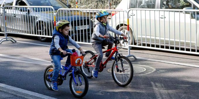 Top ausgerüstet auf dem Velo. (Symbolbild) kinder velo