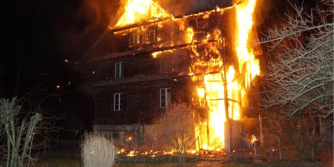 Die Flammen lodern. Die Flammen lodern.