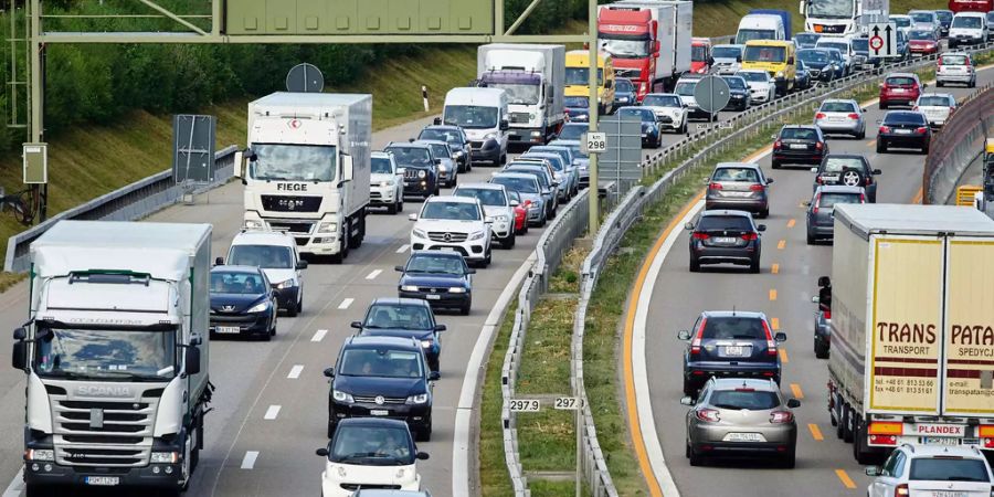 Die täglichen Ruhezeiten von mindestens neun Stunden dürfen im Fahrzeug verbracht werden.