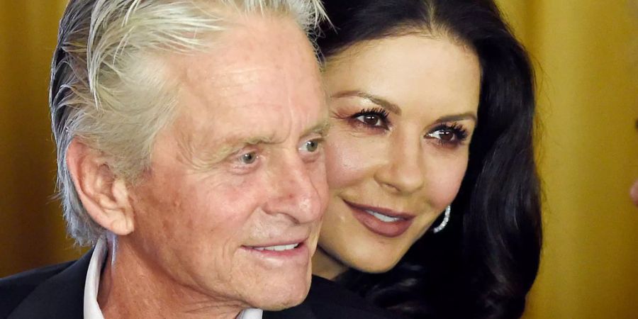 Zusammen mit seiner Frau Catherine Zeta-Jones hat der 73-Jährige zwei minderjährige Kinder.