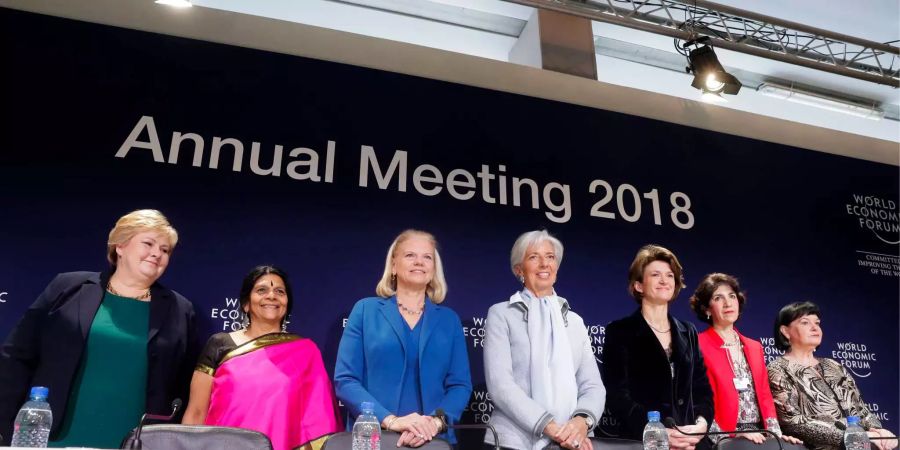 Sieben Frauen fordern eine gerechtere Wirtschaftsordnung. Von links nach rechts beschriftet: Erna Solberg, Chetna Sinha, Ginni Rometty, Christine Lagarde, Isabelle Kocher, Fabiola Gianotti und Sharan Burrow.