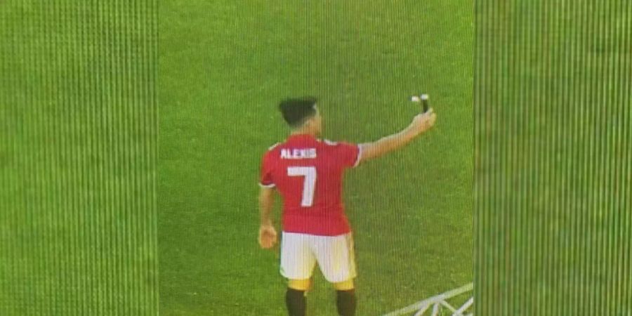 Alexis Sanchez posiert im Old Trafford.