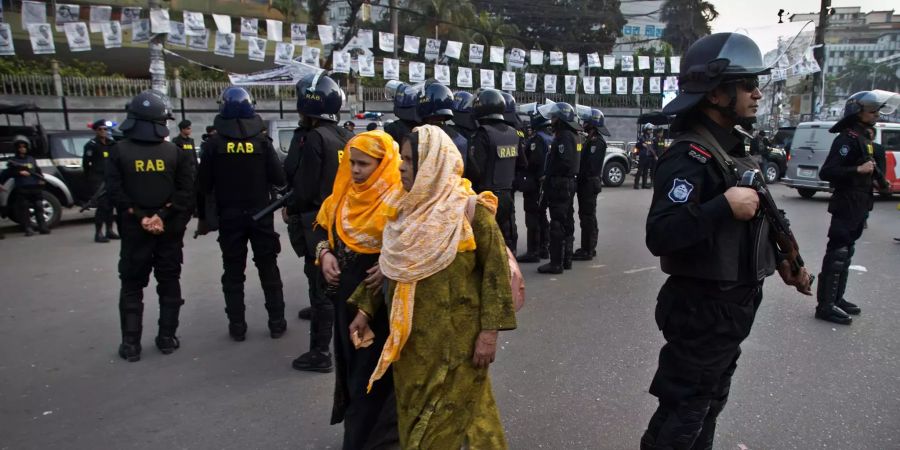 Polizisten bei den Wahlen in Bangladesch