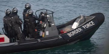 Grenzschutz-Mitglieder auf einem Schlauchboot