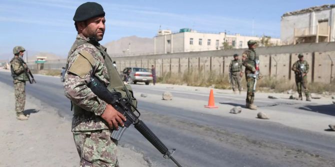 Sicherheitskräfte in Afghanistan bewachen einen Checkpoint.