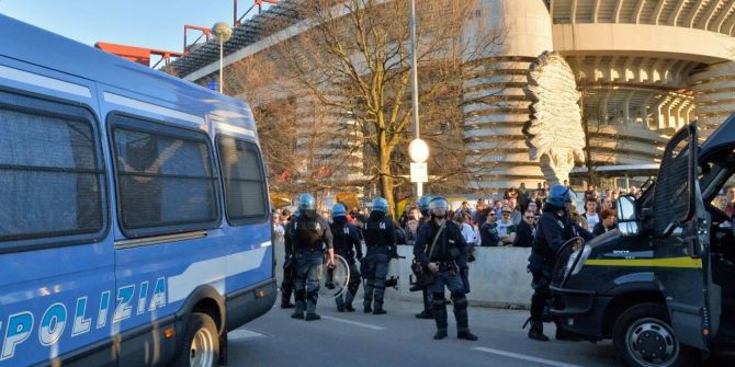 Die italienische Polizei vor einem Stadion.