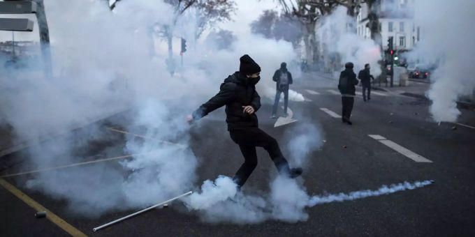 Ein Demonstrant tritt während eines «Gelbwesten»-Protests gegen einen Tränengasbehälter. Erneut «Gelbwesten»-Proteste in Frankreich