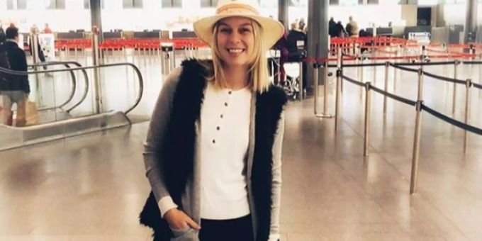 Linda Fäh lächelt Anfang Januar kurz vor dem Abflug nach Südafrika.