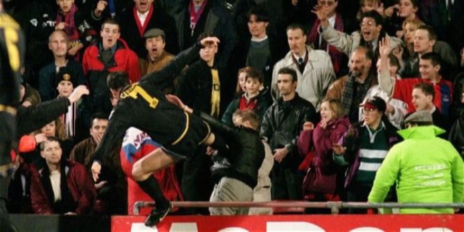 Eric Cantona tritt einen Fan von Crystal Palace.