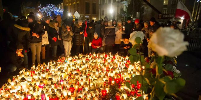 Nach dem Tod von Danzigs Bürgermeister legt die Stadt ein Kondolenzbuch aus. Trauer um Bürgermeister von Danzig.