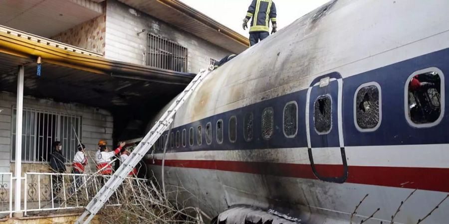 Das Frachtflugzeug fing bei seiner Notlandung Feuer.