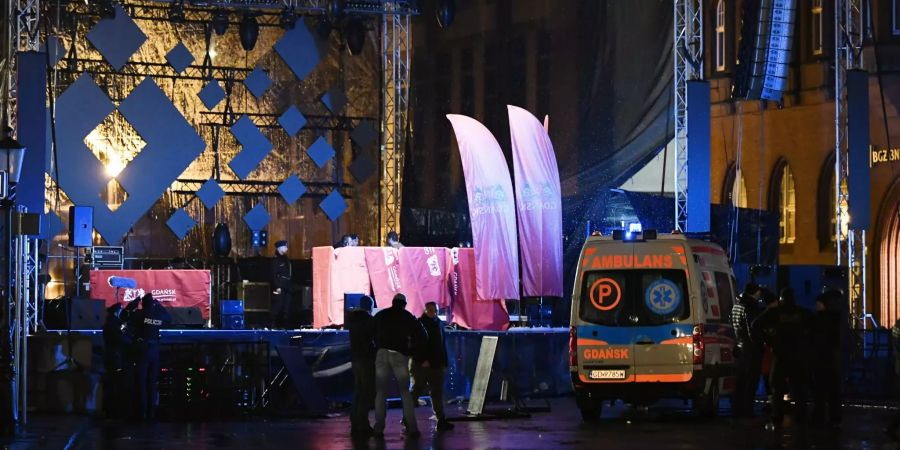 Einr Rettungswagen vor einer Bühne.