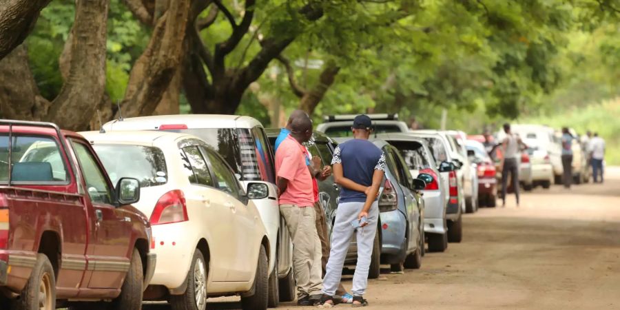 Autofahrer in Simbabwe warten.