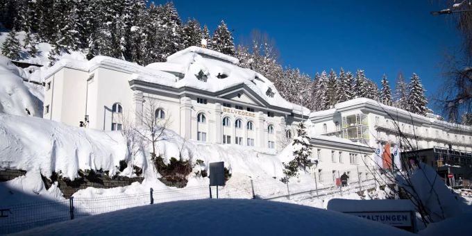 Das WEF mahnt zur internationalen Zusammenarbeit an. (Symbolbild) Aussenansicht des Steigenberger Grandhotel Belvedere in Davos.