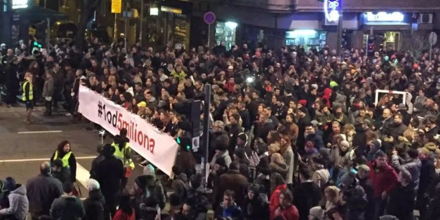 Zehntausende Menschen demonstrieren den zehnten Samstag in Folge gegen Präsident Vucic. Foto: Boris Babic